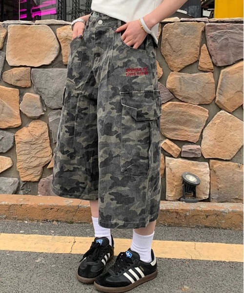 NANEA(ナネア)の「七分丈 迷彩柄ワイドカーゴパンツ(カーゴパンツ・レディース・カモフラージュ・SMALL/LARGE/X-LARGE/MEDIUM)」の8枚目の写真