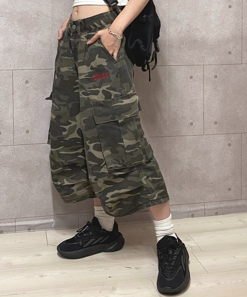 NANEA(ナネア)の「七分丈 迷彩柄ワイドカーゴパンツ(カーゴパンツ・レディース・カモフラージュ・SMALL/LARGE/X-LARGE/MEDIUM)」の6枚目の写真