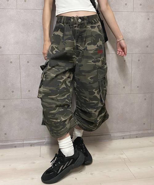 NANEA(ナネア)の「七分丈 迷彩柄ワイドカーゴパンツ(カーゴパンツ・レディース・カモフラージュ・SMALL/LARGE/X-LARGE/MEDIUM)」の5枚目の写真