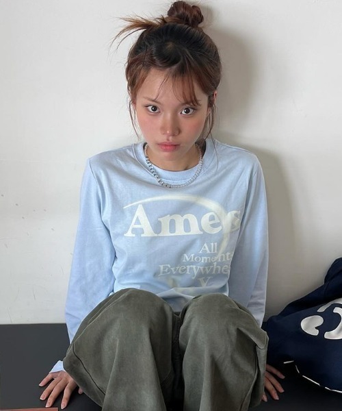 AMESWORLDWIDE(アメスワールドワイド)の「A'GEM/9 × .kom 『AMESWORLDWIDE/アメスワールドワイド』 BIG TYPO LONGSLEEVE TEE/ビッグタイポ長袖Tシャツ(Tシャツ/カットソー・レディース・ホワイト/ブラック/ライトブルー/グレー・S)」の4枚目の写真