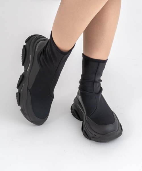 STEVE MADDEN（スティーブマデン）の「【STEVE MADDEN/スティーブマデン】バックジップスニーカーブーツ VROOMS-UA（スニーカー・レディース・ブラック/グレー・7/7.5/8/8.5/6.5）」の2枚目の写真