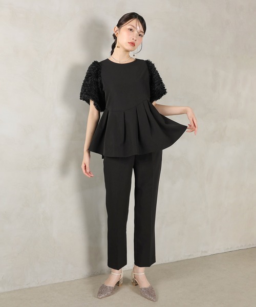 Kana（カナ）の「チュールフリル袖 ペプラムトップス テーパードパンツ セットアップ ドレス パーティー 結婚式 お呼ばれ オケージョン（パンツドレス・レディース・ブラック/ホワイト×ブラック・M）」の2枚目の写真