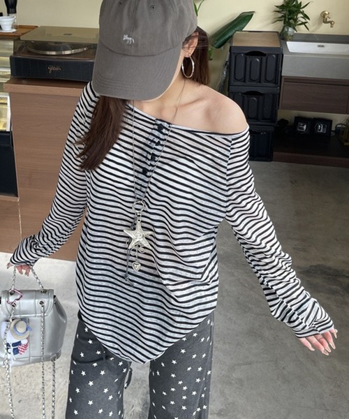 VIBGYOR（ヴィブジョー）の「【EIZZ/アイズ】ゆったりシルエット ボーダー柄 オフショルダー カットソー（Tシャツ/カットソー・レディース・ブラック/ピンク・FREE）」の2枚目の写真