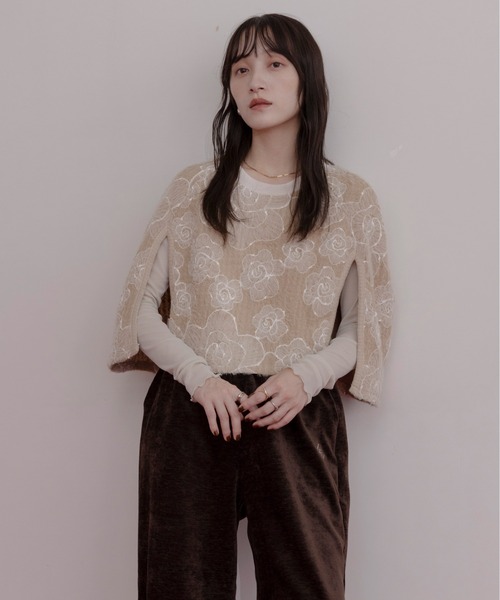 Eimee Law(エイミーロウ)の「フラワー刺繍ポンチョトップス(その他トップス・レディース・ベージュ/ブラック・FREE)」の1枚目の写真