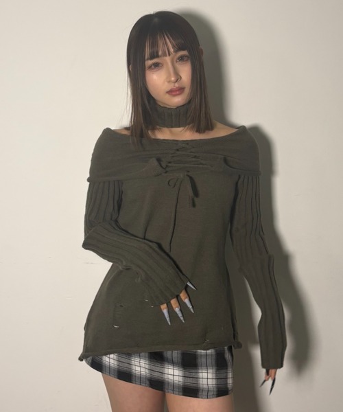 .KOM（ドットコム）の「A'GEM/9 × .kom 『.KOMZ/ドットケーオーエムゼット』【Y2K】チョーカーデザイン オフショルダメージニットトップ（ニット/セーター・レディース・ブラック/カーキ・FREE）」の2枚目の写真