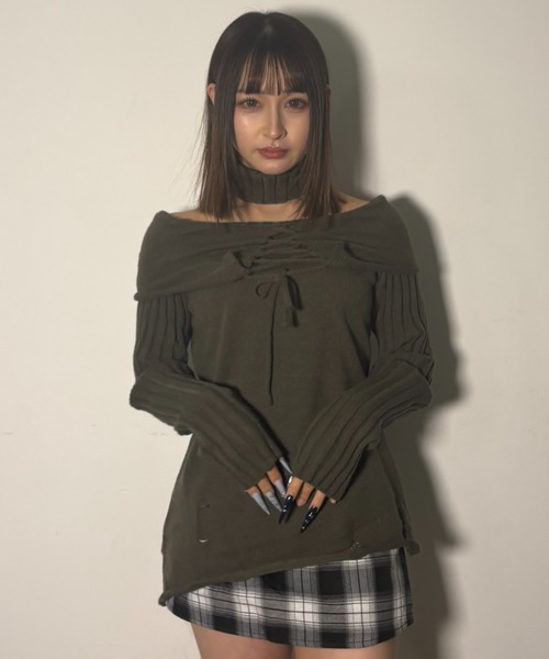 .KOM（ドットコム）の「A'GEM/9 × .kom 『.KOMZ/ドットケーオーエムゼット』【Y2K】チョーカーデザイン オフショルダメージニットトップ（ニット/セーター・レディース・ブラック/カーキ・FREE）」の9枚目の写真