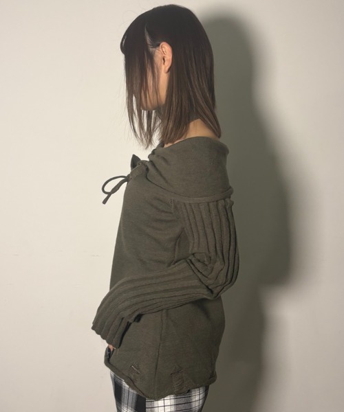.KOM（ドットコム）の「A'GEM/9 × .kom 『.KOMZ/ドットケーオーエムゼット』【Y2K】チョーカーデザイン オフショルダメージニットトップ（ニット/セーター・レディース・ブラック/カーキ・FREE）」の11枚目の写真