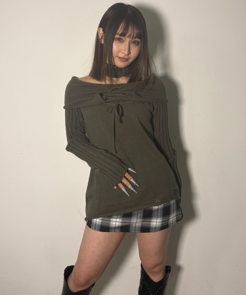 .KOM（ドットコム）の「A'GEM/9 × .kom 『.KOMZ/ドットケーオーエムゼット』【Y2K】チョーカーデザイン オフショルダメージニットトップ（ニット/セーター・レディース・ブラック/カーキ・FREE）」の10枚目の写真