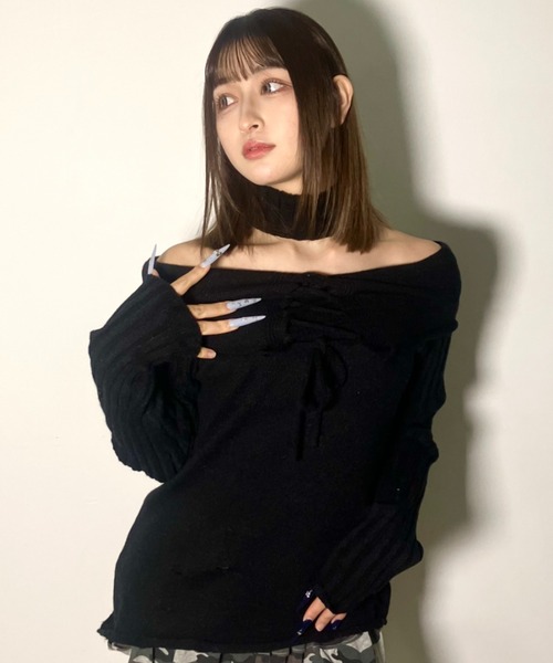 .KOM（ドットコム）の「A'GEM/9 × .kom 『.KOMZ/ドットケーオーエムゼット』【Y2K】チョーカーデザイン オフショルダメージニットトップ（ニット/セーター・レディース・ブラック/カーキ・FREE）」の3枚目の写真