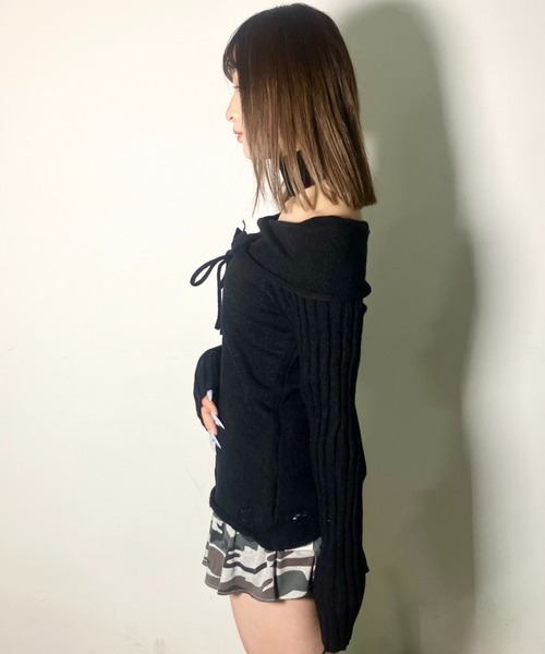 .KOM（ドットコム）の「A'GEM/9 × .kom 『.KOMZ/ドットケーオーエムゼット』【Y2K】チョーカーデザイン オフショルダメージニットトップ（ニット/セーター・レディース・ブラック/カーキ・FREE）」の4枚目の写真