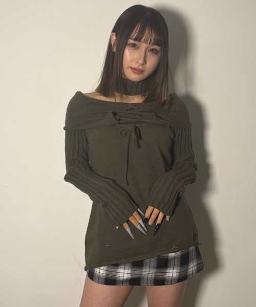 .KOM（ドットコム）の「A'GEM/9 × .kom 『.KOMZ/ドットケーオーエムゼット』【Y2K】チョーカーデザイン オフショルダメージニットトップ（ニット/セーター・レディース・ブラック/カーキ・FREE）」の8枚目の写真
