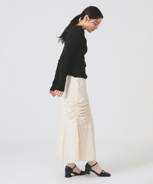 Ray BEAMS（レイビームス）の「サイド ギャザー マーメイド スカート（スカート・レディース・ブラック/オフホワイト・1/0）」の4枚目の写真