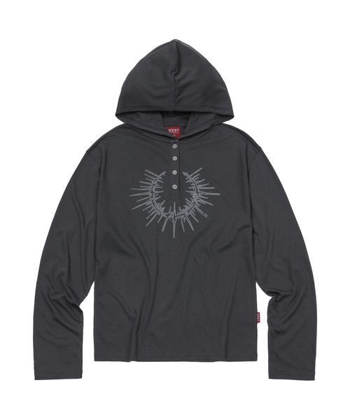 S'EST(エスイーエスティー)の「Henley Hoodie Long Sleeve Charcoal(Tシャツ/カットソー・メンズ・チャコール・SMALL/MEDIUM)」の1枚目の写真