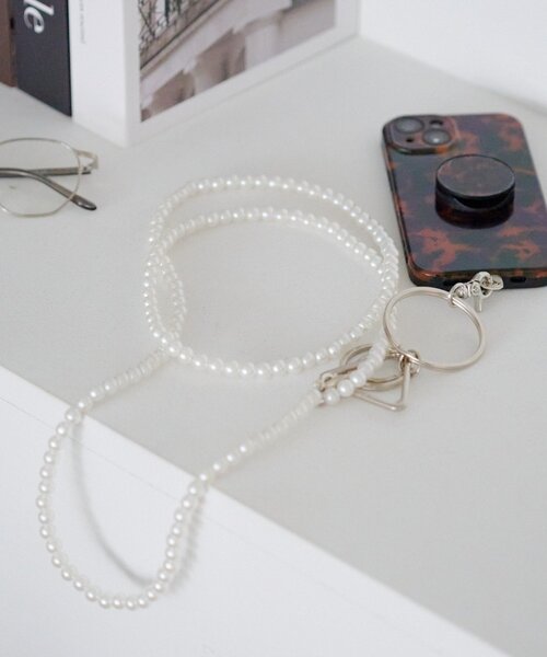 Kastane（カスタネ）の「【WEB・一部店舗限定】パールスマホショルダー（スマホグッズ・レディース・シルバー/アイボリー・FREE）」の2枚目の写真