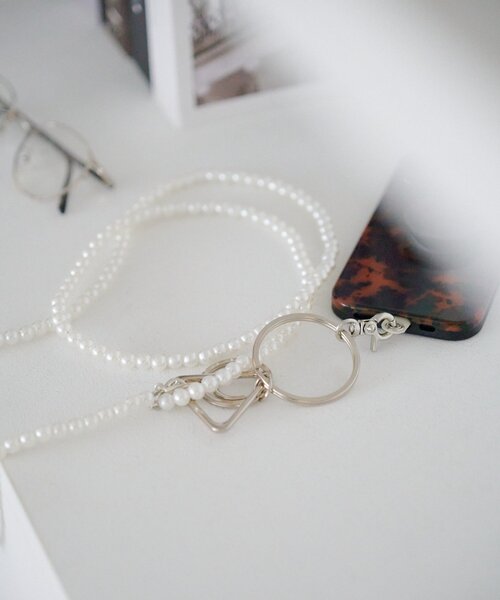 Kastane（カスタネ）の「【WEB・一部店舗限定】パールスマホショルダー（スマホグッズ・レディース・シルバー/アイボリー・FREE）」の4枚目の写真