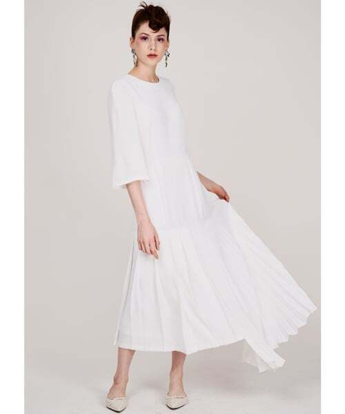 GREEDILOUS(グリディアス)の「ソリッドホワイトプリーツワンピース(ワンピース・レディース・その他・SMALL/MEDIUM/LARGE/X-SMALL)」の3枚目の写真