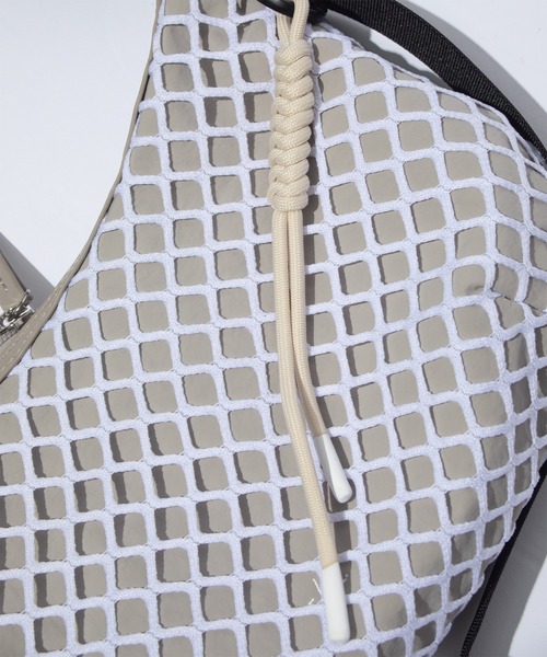 F/CE. （エフシーイー）の「F/CE. MESH 2WAY POCHETTE / エフシーイー メッシュ 2WAY ポシェット（ショルダーバッグ・レディース・ベージュ/ブラック・FREE）」の6枚目の写真