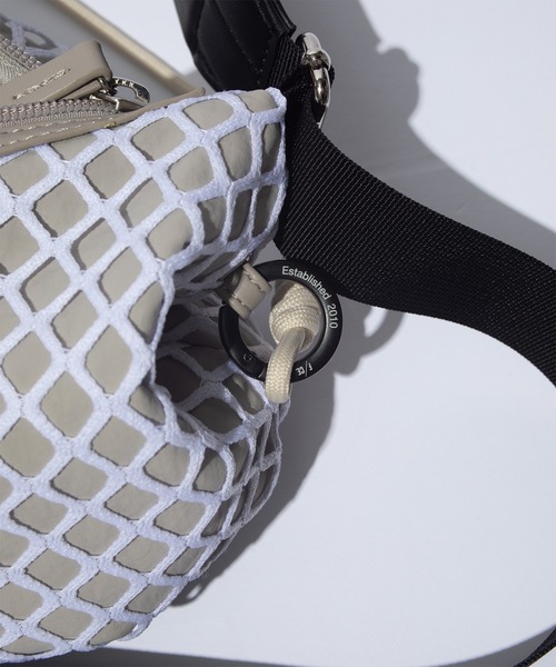 F/CE. （エフシーイー）の「F/CE. MESH 2WAY POCHETTE / エフシーイー メッシュ 2WAY ポシェット（ショルダーバッグ・レディース・ベージュ/ブラック・FREE）」の8枚目の写真