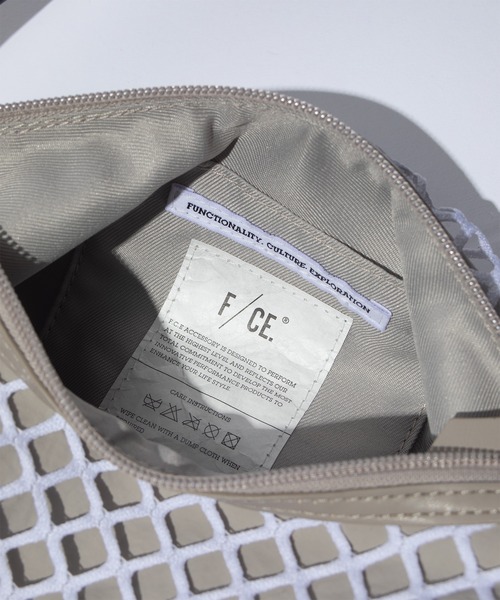 F/CE. （エフシーイー）の「F/CE. MESH 2WAY POCHETTE / エフシーイー メッシュ 2WAY ポシェット（ショルダーバッグ・レディース・ベージュ/ブラック・FREE）」の11枚目の写真