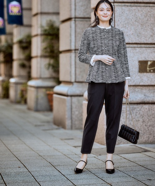 nissen（ニッセン）の「【入学式・卒業式】取り外せるフリル襟付カットツイードペプラムブラウス＋ジャージーテーパードパンツセット＜大きいサイズ有＞（スーツセット・レディース・ホワイト系その他/ブラック系・3L/LL/L/M）」の3枚目の写真