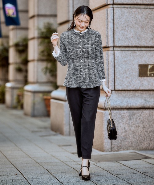 nissen（ニッセン）の「【入学式・卒業式】取り外せるフリル襟付カットツイードペプラムブラウス＋ジャージーテーパードパンツセット＜大きいサイズ有＞（スーツセット・レディース・ホワイト系その他/ブラック系・3L/LL/L/M）」の6枚目の写真