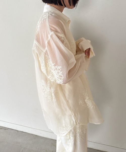 select MOCA by son（セレクトモカバイソン）の「フラワーエンブロイダリーシアーオーバーサイズシャツ【セットアップ対応】【by SON】（シャツ/ブラウス・レディース・アイボリー/ブラック・FREE）」の6枚目の写真