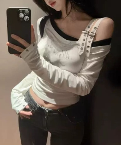 lilful（リルフル）の「【26年春夏新作】ダブルベルトワンショルデザイン バタフライモチーフ フェイクレイヤードクロップドロンT 袖アイレット（Tシャツ/カットソー・レディース・ホワイト/ブラック・S/M）」の7枚目の写真