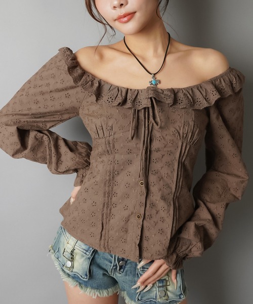 SPINNS(スピンズ)の「抜け感仕上げのオフショル刺繍ブラウス(シャツ/ブラウス・レディース・ブラウン/サックスブルー/オフホワイト・ONESIZE)」の1枚目の写真