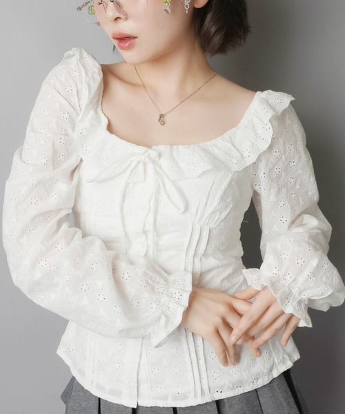 SPINNS(スピンズ)の「抜け感仕上げのオフショル刺繍ブラウス(シャツ/ブラウス・レディース・ブラウン/サックスブルー/オフホワイト・ONESIZE)」の2枚目の写真