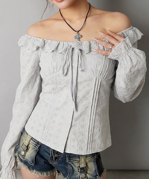 SPINNS(スピンズ)の「抜け感仕上げのオフショル刺繍ブラウス(シャツ/ブラウス・レディース・ブラウン/サックスブルー/オフホワイト・ONESIZE)」の3枚目の写真