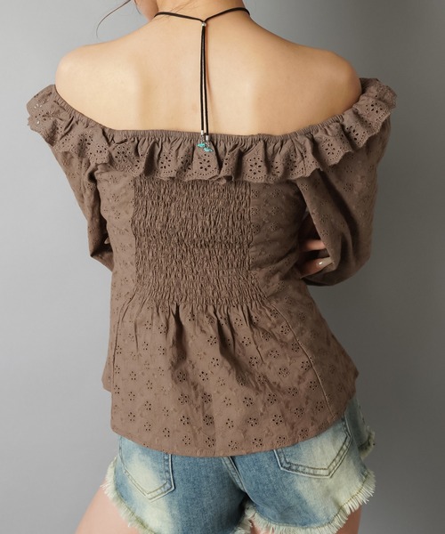 SPINNS(スピンズ)の「抜け感仕上げのオフショル刺繍ブラウス(シャツ/ブラウス・レディース・ブラウン/サックスブルー/オフホワイト・ONESIZE)」の7枚目の写真