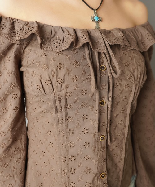 SPINNS(スピンズ)の「抜け感仕上げのオフショル刺繍ブラウス(シャツ/ブラウス・レディース・ブラウン/サックスブルー/オフホワイト・ONESIZE)」の12枚目の写真