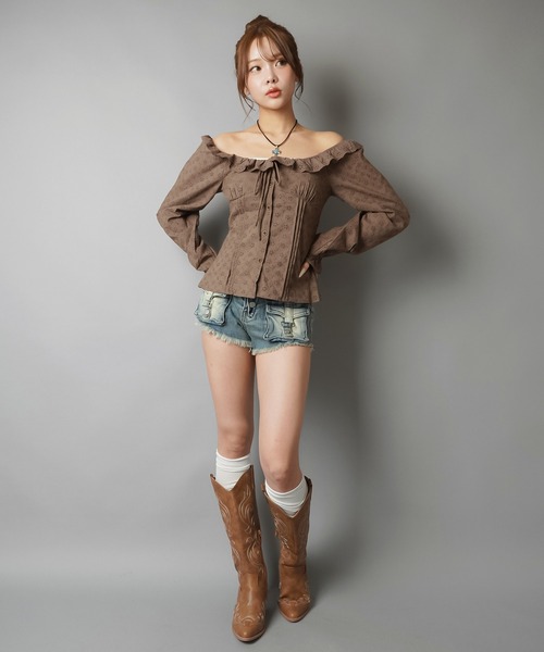 SPINNS(スピンズ)の「抜け感仕上げのオフショル刺繍ブラウス(シャツ/ブラウス・レディース・ブラウン/サックスブルー/オフホワイト・ONESIZE)」の10枚目の写真