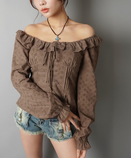 SPINNS(スピンズ)の「抜け感仕上げのオフショル刺繍ブラウス(シャツ/ブラウス・レディース・ブラウン/サックスブルー/オフホワイト・ONESIZE)」の5枚目の写真
