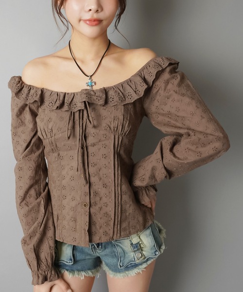 SPINNS(スピンズ)の「抜け感仕上げのオフショル刺繍ブラウス(シャツ/ブラウス・レディース・ブラウン/サックスブルー/オフホワイト・ONESIZE)」の6枚目の写真