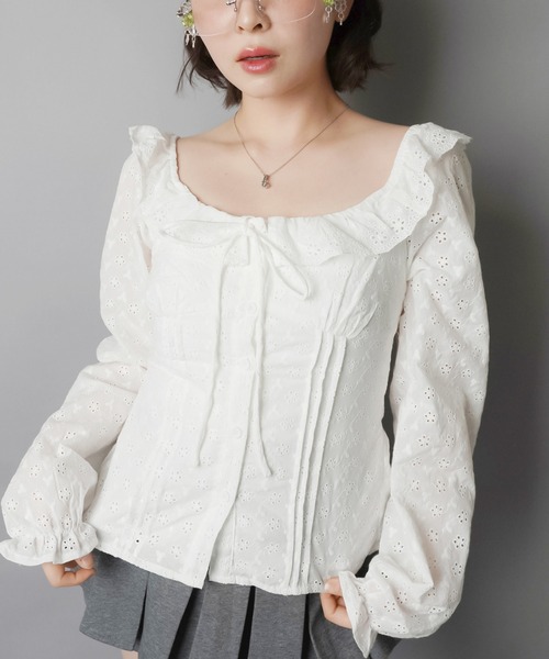 SPINNS(スピンズ)の「抜け感仕上げのオフショル刺繍ブラウス(シャツ/ブラウス・レディース・ブラウン/サックスブルー/オフホワイト・ONESIZE)」の19枚目の写真