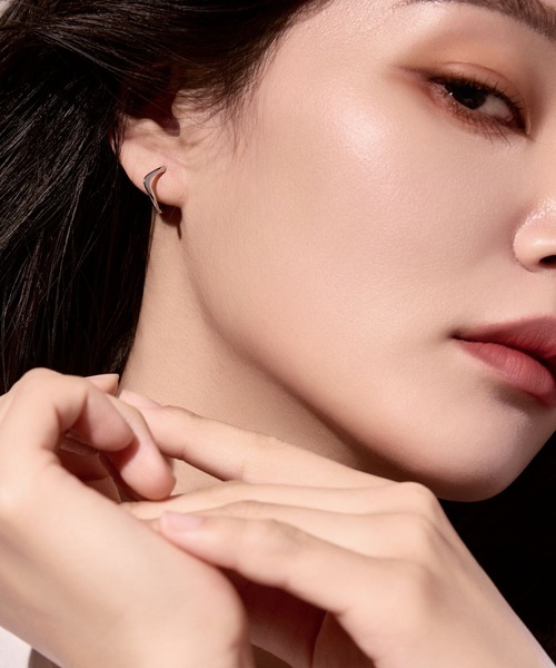 Lyvi(ライビィ)の「Wave Form Hoop Pierce / 金属アレルギー対応(ピアス(両耳用)・レディース・シルバー/ゴールド・FREE)」の1枚目の写真