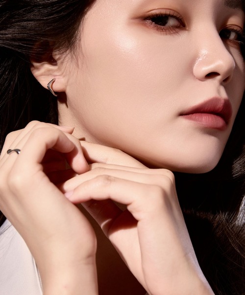 Lyvi(ライビィ)の「Wave Form Hoop Pierce / 金属アレルギー対応(ピアス(両耳用)・レディース・シルバー/ゴールド・FREE)」の3枚目の写真