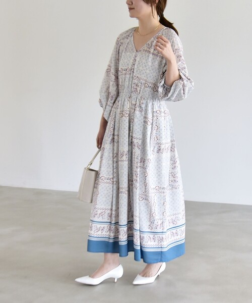 quaranciel(カランシエル)の「quaranciel:〈洗濯機可能〉フラワー スカーフ プリント Vネック フレア ワンピース(ワンピース・レディース・ベージュ/ライトブルー・ONE SIZE)」の13枚目の写真