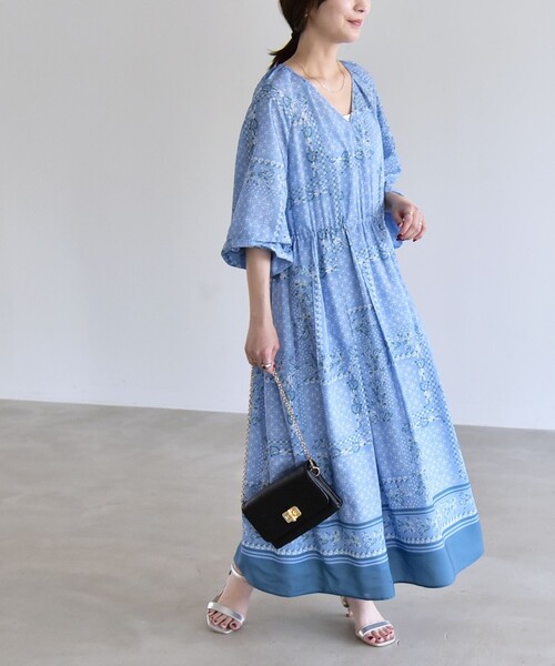 quaranciel(カランシエル)の「quaranciel:〈洗濯機可能〉フラワー スカーフ プリント Vネック フレア ワンピース(ワンピース・レディース・ベージュ/ライトブルー・ONE SIZE)」の17枚目の写真