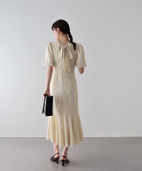 BLUEEAST（ブルーイースト）の「《2サイズ展開》ジャガードレースバックリボンマーメイドドレス　結婚式 成人式 二次会 同窓会 セレモニー パーティードレス オケージョンドレス お呼ばれ（ドレス・レディース・ブラック/ベージュ・SMALL/MEDIUM）」の6枚目の写真