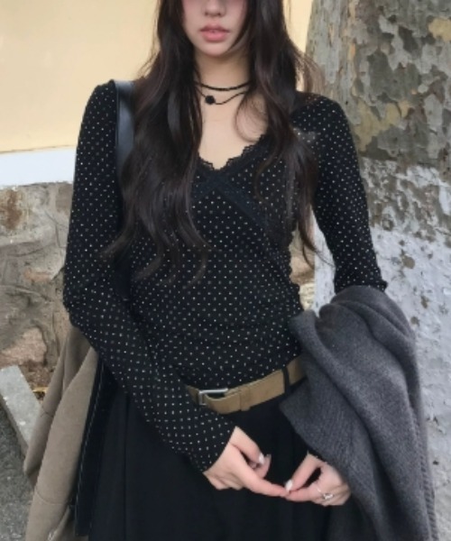 Vipoa（ヴィポア）の「French Lace v-neck tee（Tシャツ/カットソー・レディース・ブラック/グリーン・FREE）」の3枚目の写真