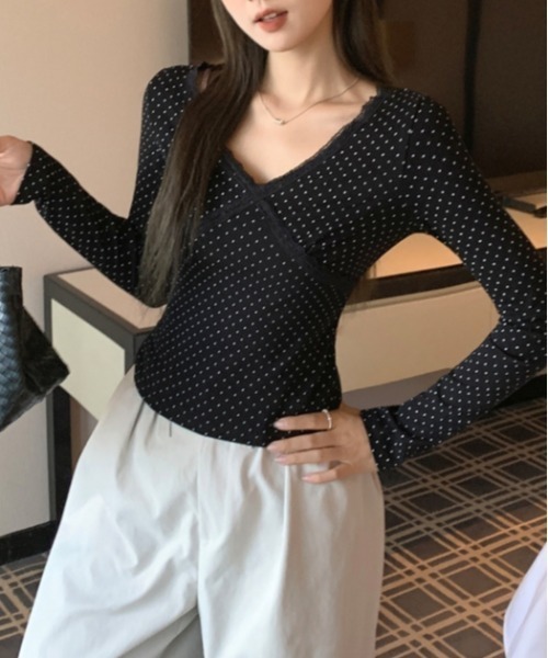 Vipoa（ヴィポア）の「French Lace v-neck tee（Tシャツ/カットソー・レディース・ブラック/グリーン・FREE）」の6枚目の写真