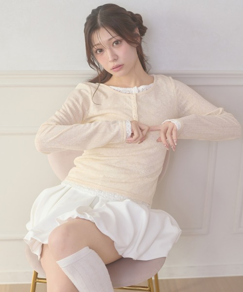 Ambre Neige(アンブルネージュ)の「henley neck lace fake layered tops / ヘンリーネックレースフェイクレイヤードトップス(Tシャツ/カットソー・レディース・アイボリー/ライトグレー/ピンク・FREE)」の1枚目の写真