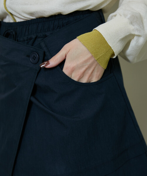 PUBLUX(パブリュクス)の「PUBLUX/パブリュクス 2WAY 巻きスカート 付き ナイロンパンツ 限定展開(その他パンツ・レディース・ブラウン/ネイビー/ベージュ・フリ-)」の12枚目の写真