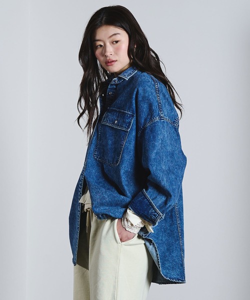 ROSE BUD（ローズバッド）の「BIG DENIM SHIRT（シャツ/ブラウス・レディース・インディゴブルー/ベージュ・ONE SIZE）」の9枚目の写真