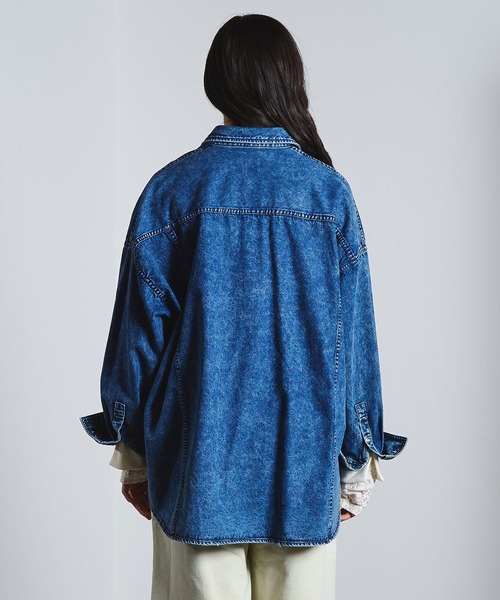 ROSE BUD（ローズバッド）の「BIG DENIM SHIRT（シャツ/ブラウス・レディース・インディゴブルー/ベージュ・ONE SIZE）」の11枚目の写真