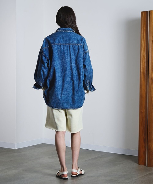 ROSE BUD（ローズバッド）の「BIG DENIM SHIRT（シャツ/ブラウス・レディース・インディゴブルー/ベージュ・ONE SIZE）」の14枚目の写真