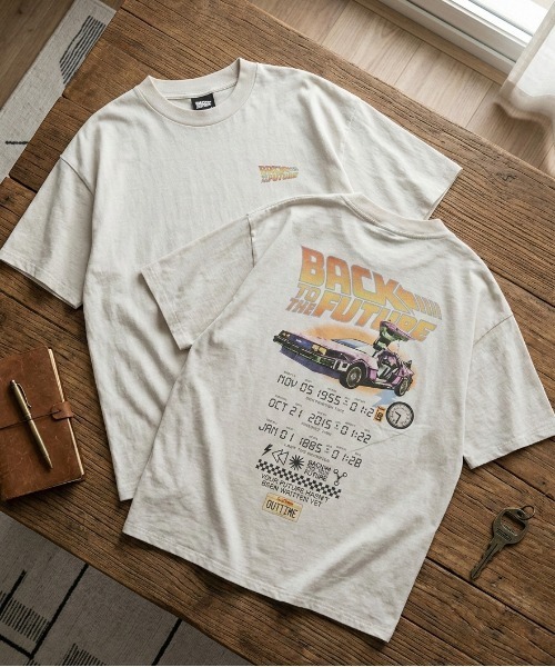 ALWAYS GOOD TIME(オルウェイズグッドタイム)の「【BACK TO THE FUTURE/バックトウザフューチャー】USD加工デロリアン&マーティプリント半袖Tシャツ/Movie Tee/ユニセックス(Tシャツ/カットソー・メンズ・ホワイト系その他/アイボリー/スミクロ/ブラック系その他・LL/L/M)」の2枚目の写真