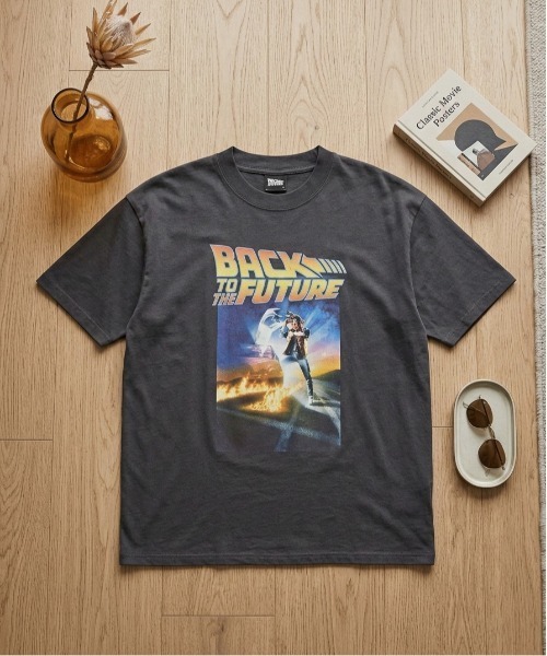 ALWAYS GOOD TIME(オルウェイズグッドタイム)の「【BACK TO THE FUTURE/バックトウザフューチャー】USD加工デロリアン&マーティプリント半袖Tシャツ/Movie Tee/ユニセックス(Tシャツ/カットソー・メンズ・ホワイト系その他/アイボリー/スミクロ/ブラック系その他・LL/L/M)」の4枚目の写真